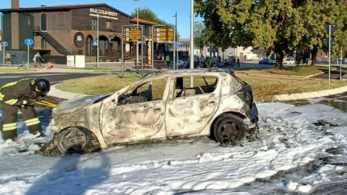 Tamponamento tra due auto, una si incendia: distrutta - 