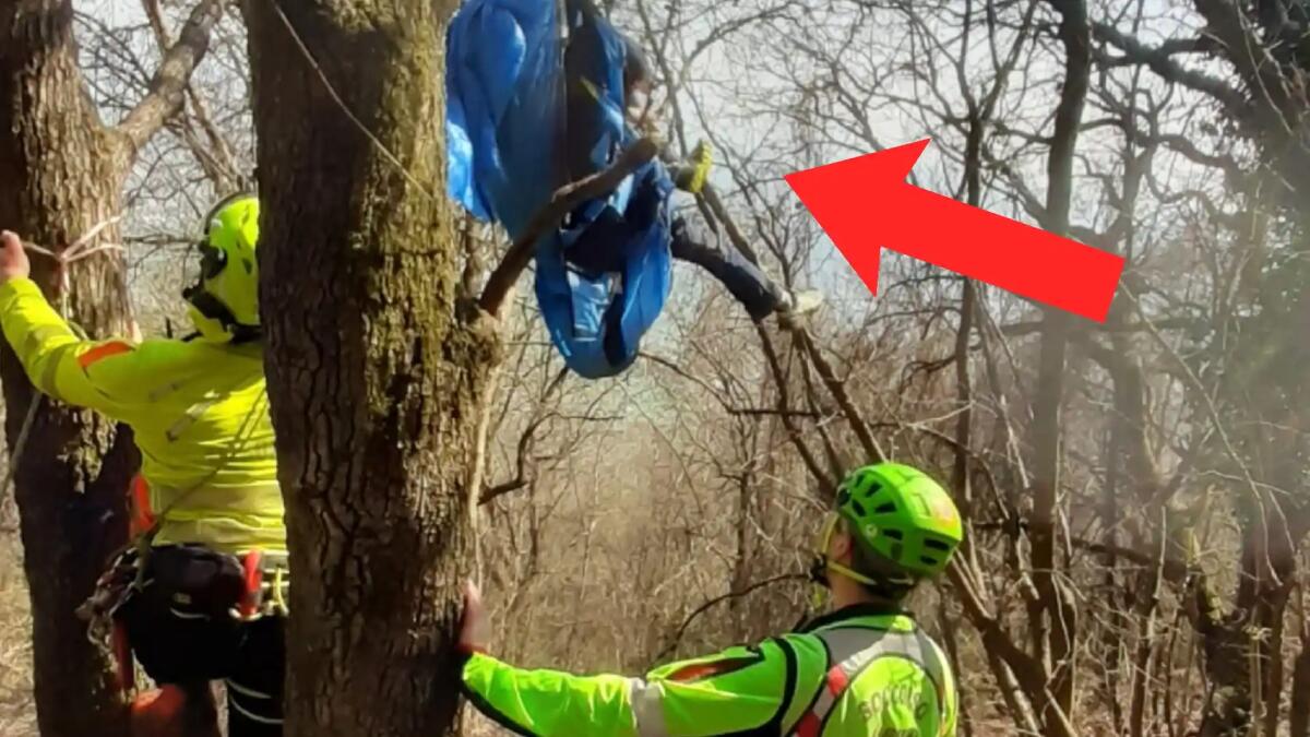 Precipitano con il parapendio e rimangono sospesi tra i rami degli alberi: soccorsi -