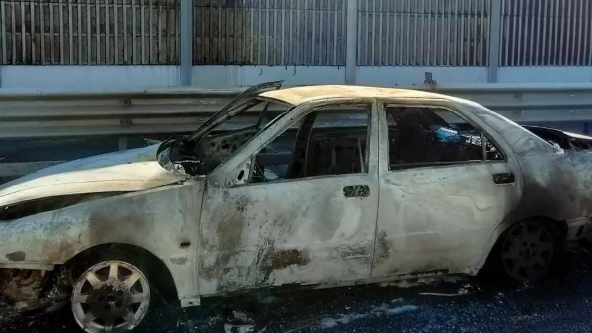 Auto si incendia lungo l'Autostrada A4, fiamme estese anche alla barriera antirumore - 