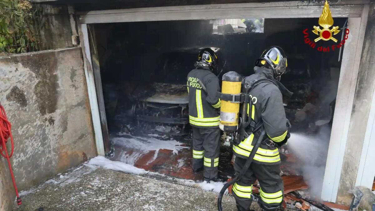 Il garage va a fuoco mentre cuoce la conserva: distrutte due auto - 