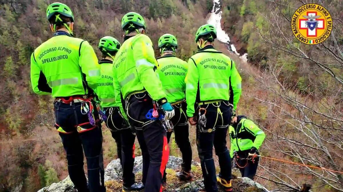 Zio e nipote bloccati sulla frana, sprofondati nel fango: recuperati con le corde -