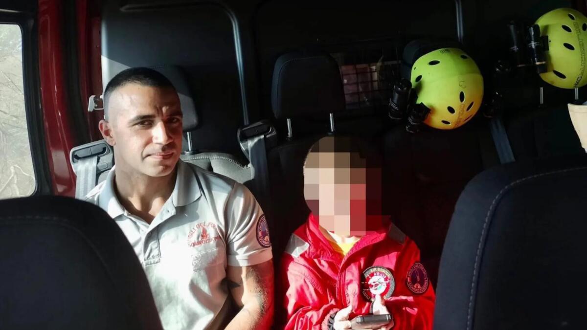 Bambino di 9 anni scompare, salvato nel canale con l'elicottero dai vigili del fuoco -