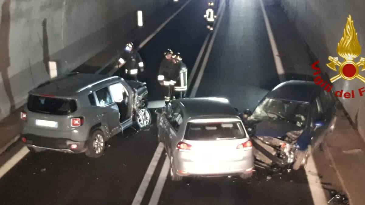 Arsiè, scontro tra 3 auto in galleria: una persona ferita, incastrata tra le lamiere - 