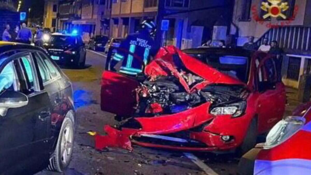 Pauroso scontro tra due auto nella notte: tre persone ferite -