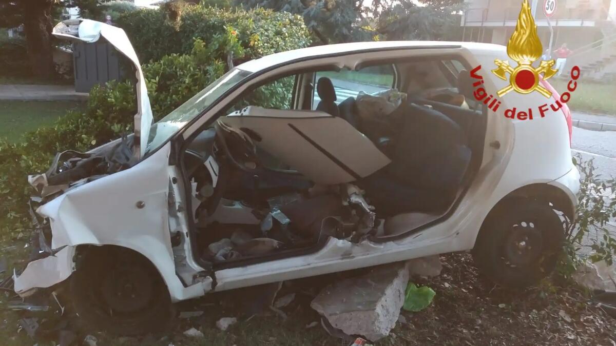 Finisce con l'auto dritto contro un muretto: ferito gravemente il conducente - 
