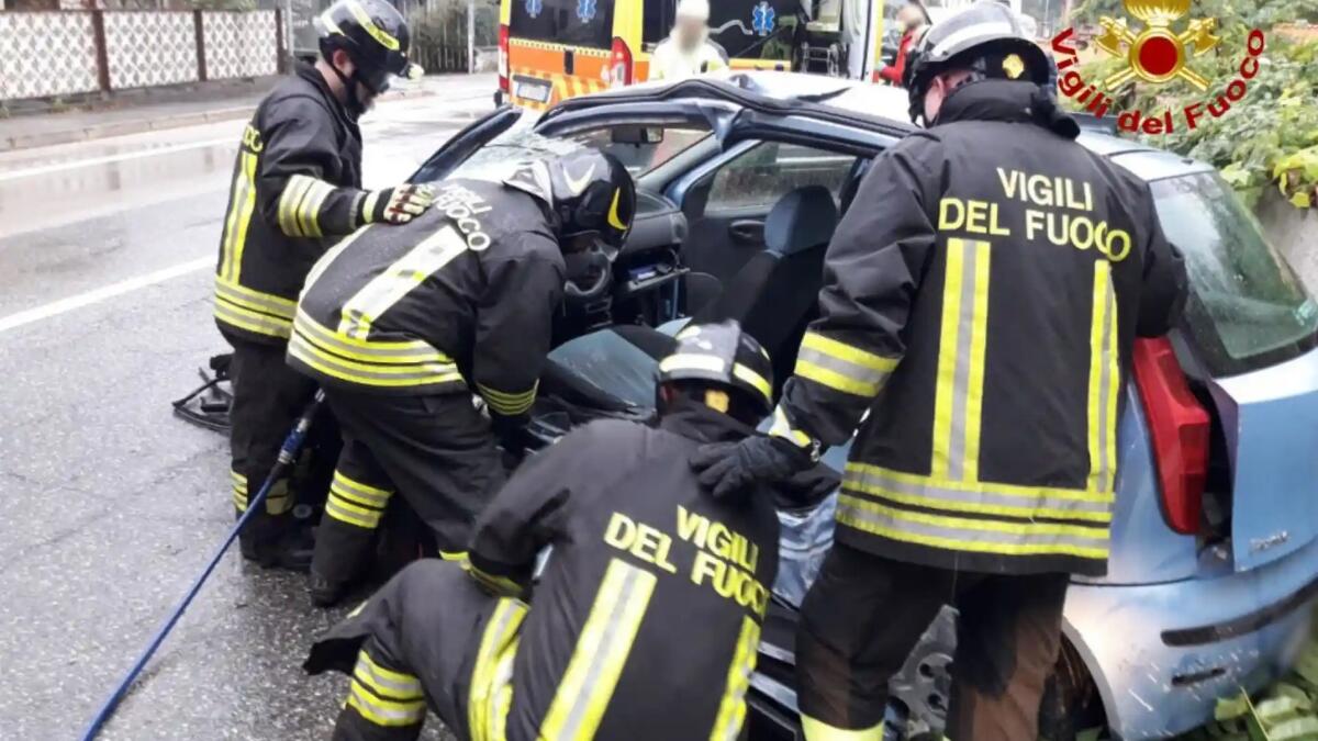 Finisce fuori strada con l'auto contro un muro: ferito il conducente - 