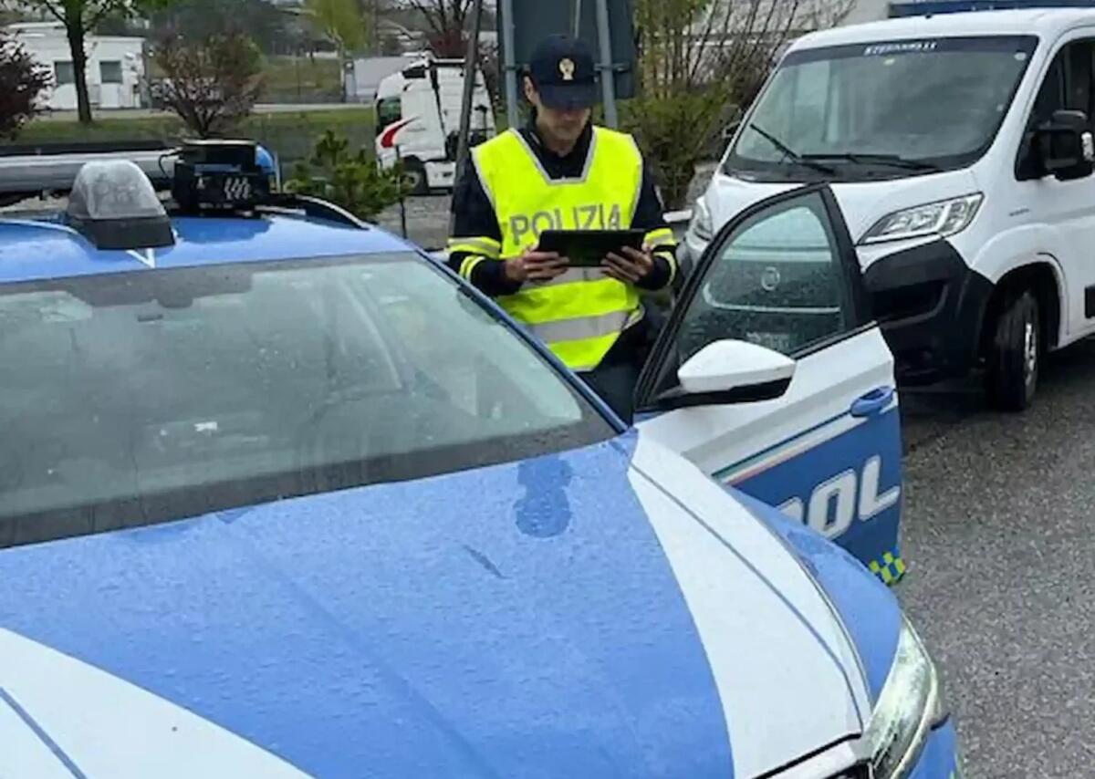 Fermato perché revisione dell'auto scaduta, si scopre che guida ubriaco e con patente revocata da un anno -