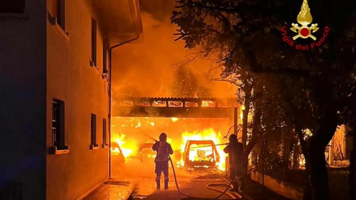 A fuoco tre auto sotto una tettoia e parte dell'abitazione, una persona intossicata -