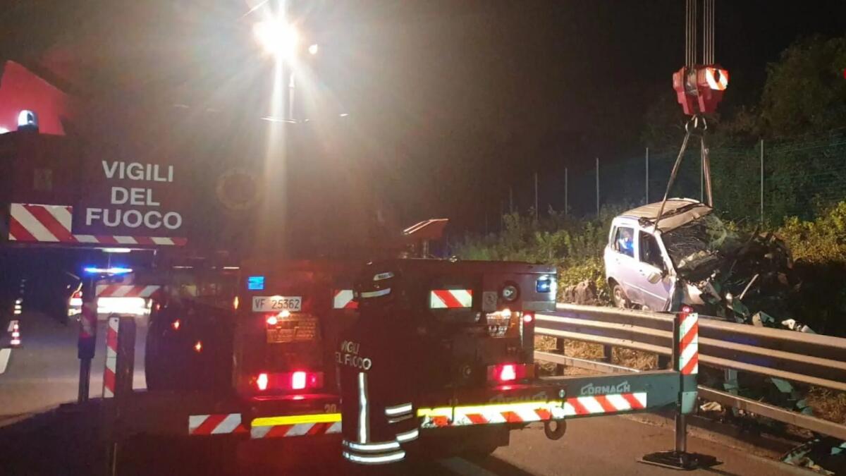 Sbanda lungo il Raccordo Autostradale e finisce fuori strada: gravissimo un giovane - 
