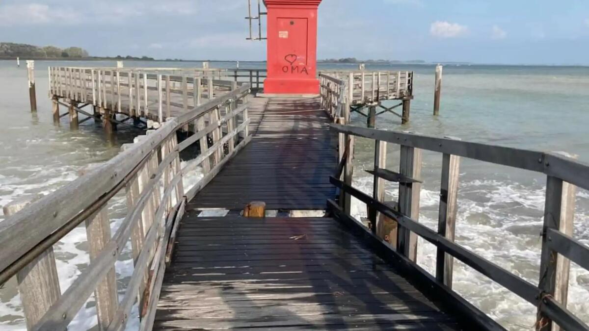 Il pontile del Faro Rosso di Lignano nuovamente danneggiato dalla mareggiata -