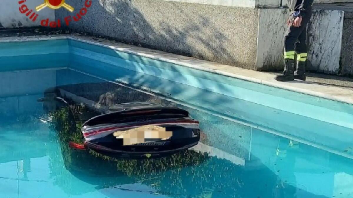 Audi Q4 elettrica finisce in una piscina privata a Conegliano - 