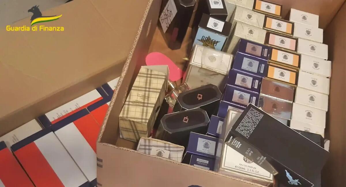 Sostanze dannose nei profumi: sequestrati 33.073 prodotti cosmetici in 4 aziende del Nord Est - 