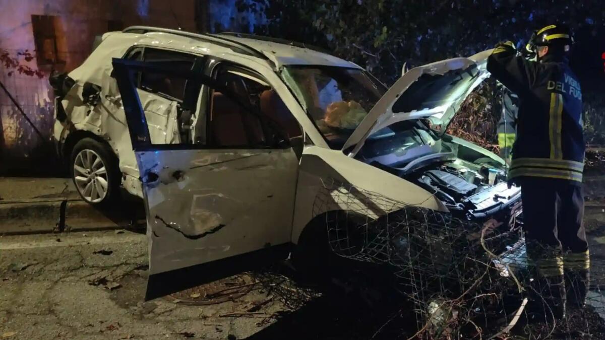 Sbanda con la T-Roc, esce fuori strada e si schianta: un ferito grave - 