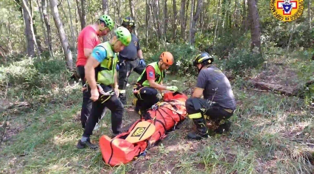 Cade nel bosco e si rompe una gamba: soccorso 71enne - 