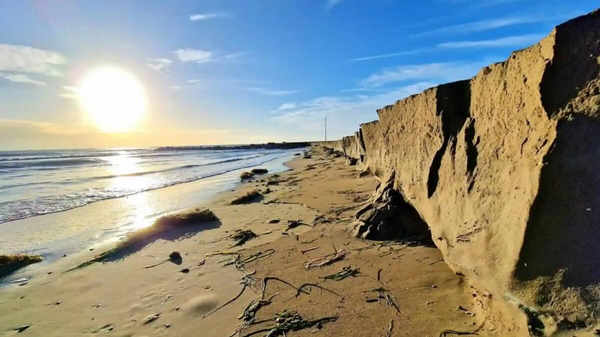 Mareggiata a Lignano danneggia la spiaggia e si forma un gradino di quasi un metro - 