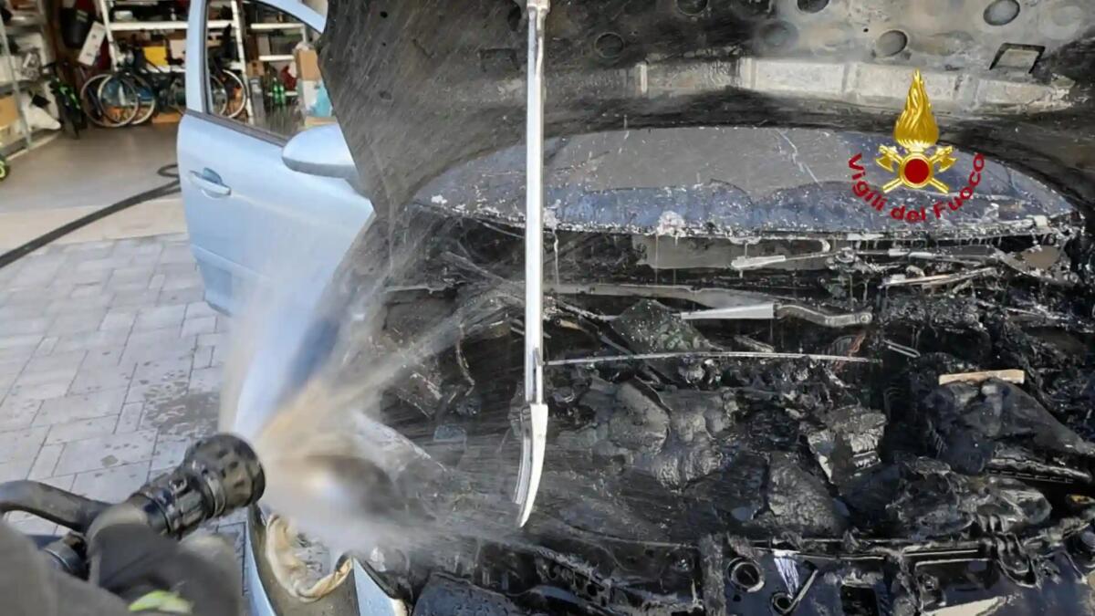 Brucia un'auto in un garage: intervento dei vigili del fuoco -
