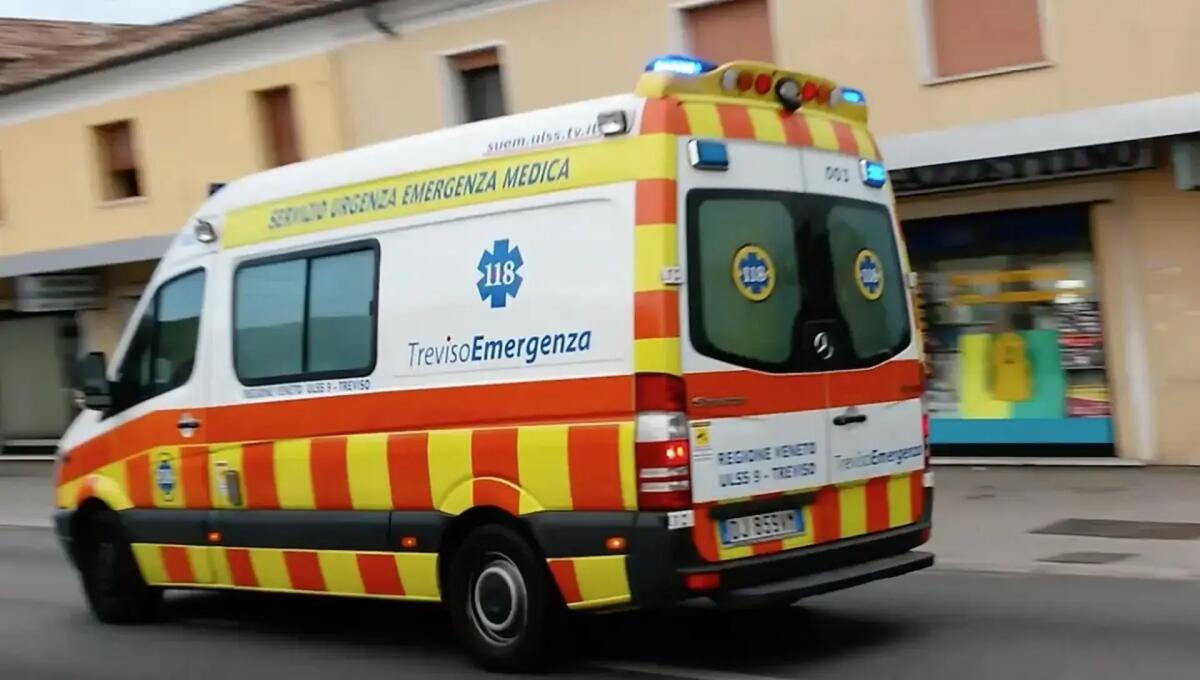 Un'auto ferma nella piazzola, uomo accasciato sul volante: era deceduto -