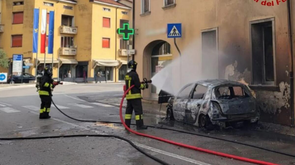 Due auto a fuoco a distanza di poche ore nel Friuli occidentale - 