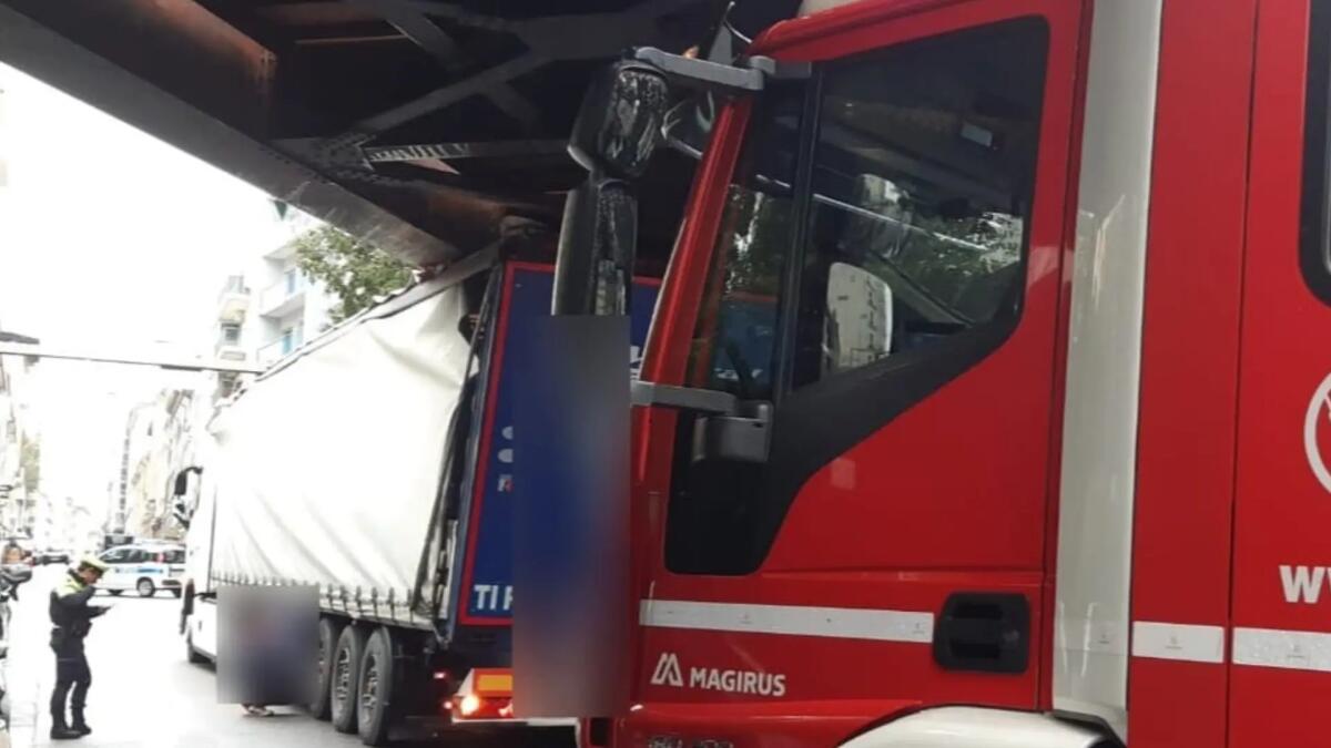 Camion incastrato sotto al ponte di via San Marco a Trieste - 