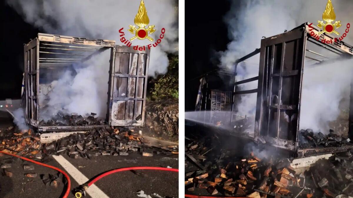Autoarticolato carico di legname si incendia sul raccordo autostradale - 