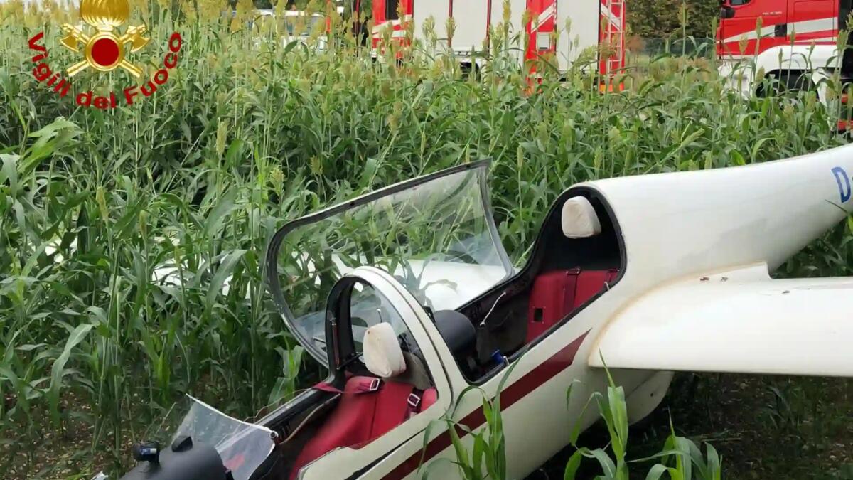 Aliante finisce in un campo agricolo: illeso il pilota - 