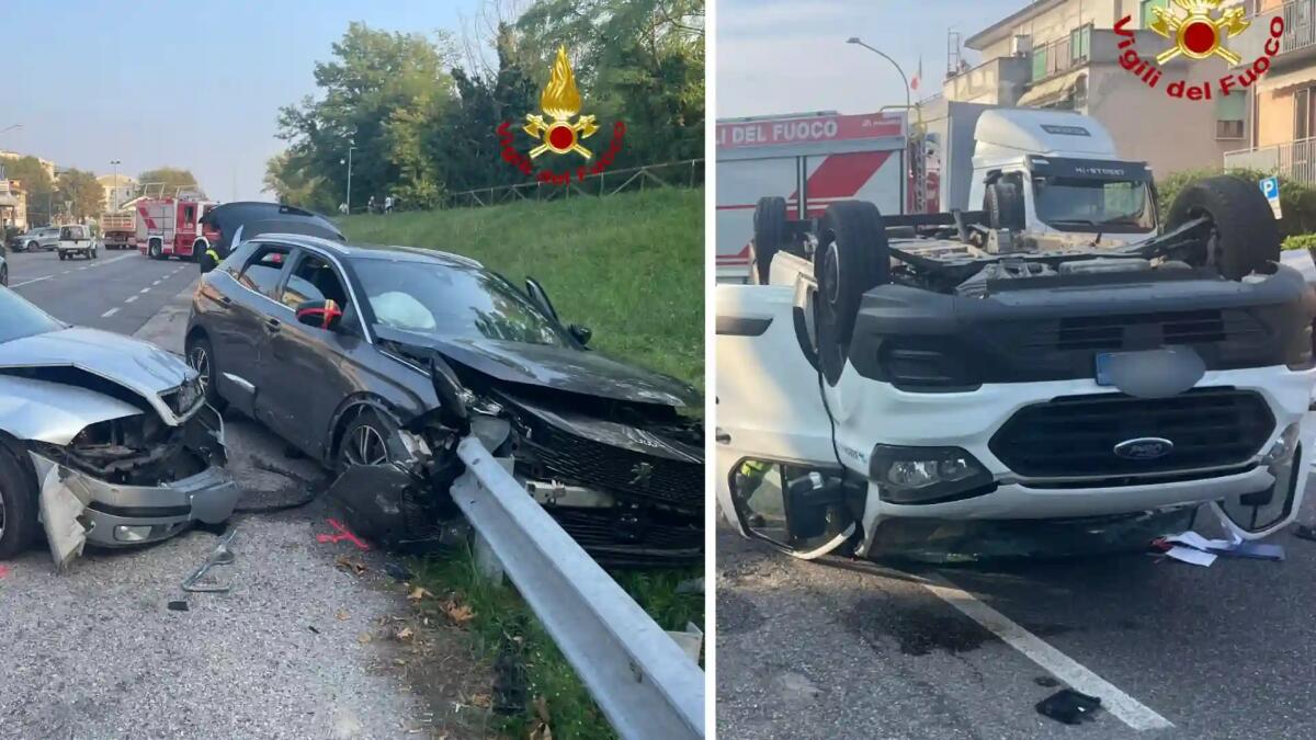 Tremendo scontro tra due auto e un furgone finito rovesciato: 3 feriti -