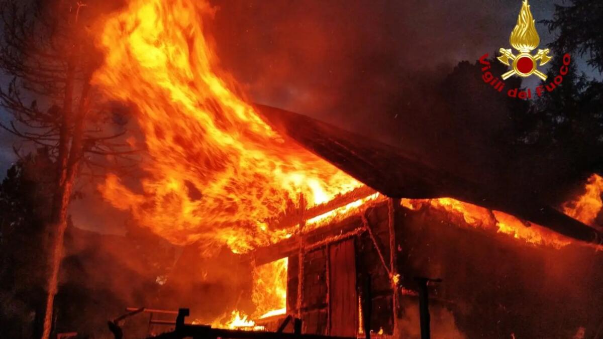 Cortina, incendio distrugge una baita. Paura per alcune bombole di Gpl -