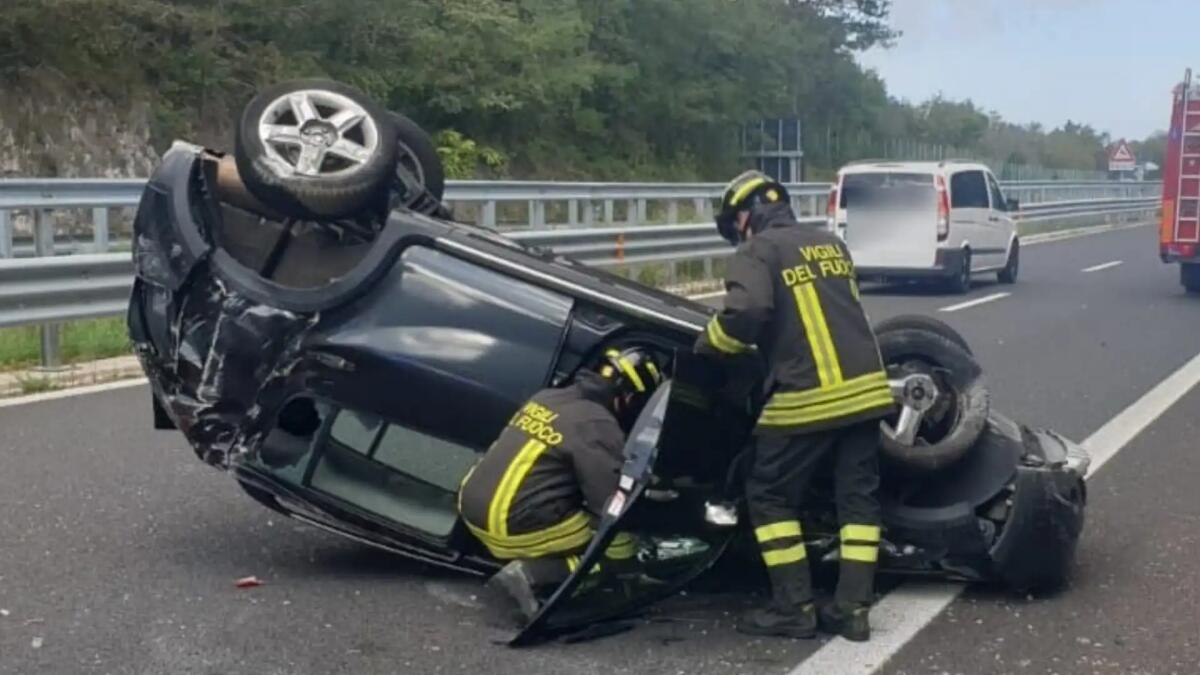 Perde il controllo dell'auto e si ribalta sul Raccordo Autostradale: ferita una donna - 
