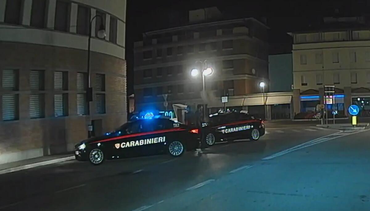 Calci e pugni alle auto, poi cerca di danneggiare la volante dei carabinieri: arrestato rumeno 29enne - 