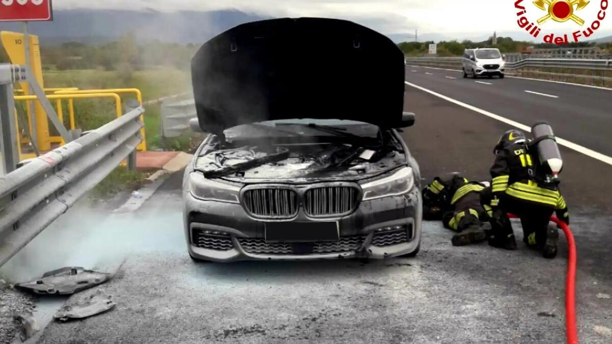La Bmw s'incendia all'improvviso in A34: conducente in salvo - 