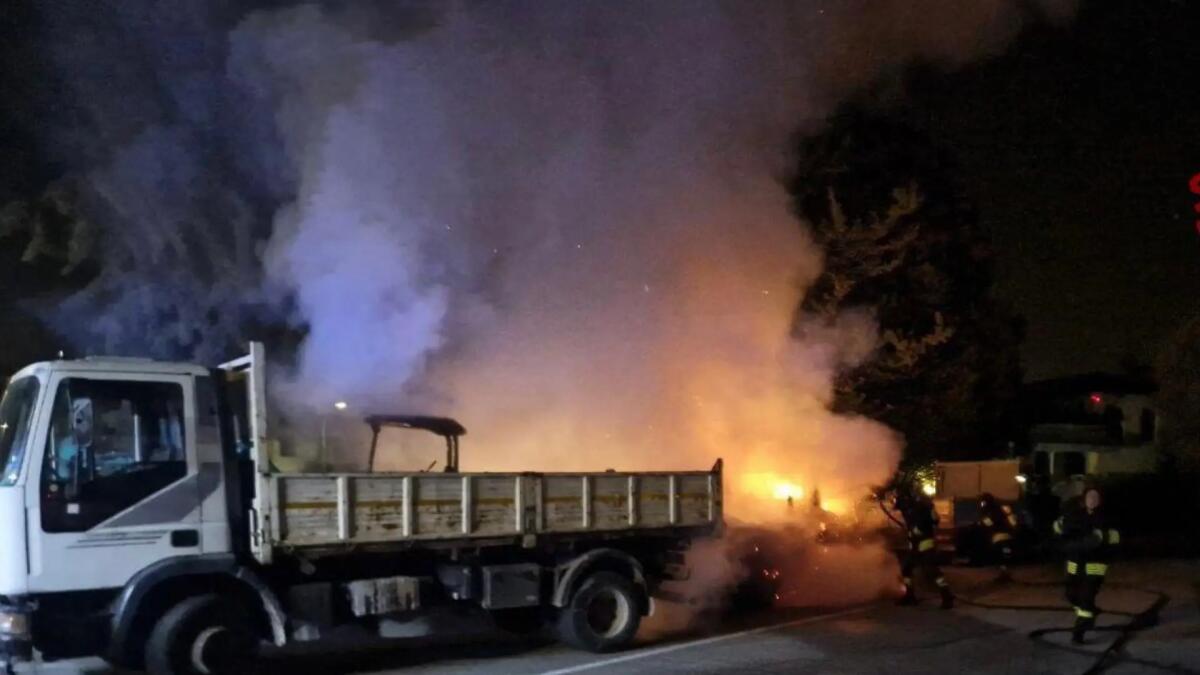 Furgone in fiamme nella notte a Castelfranco Veneto: distrutto -