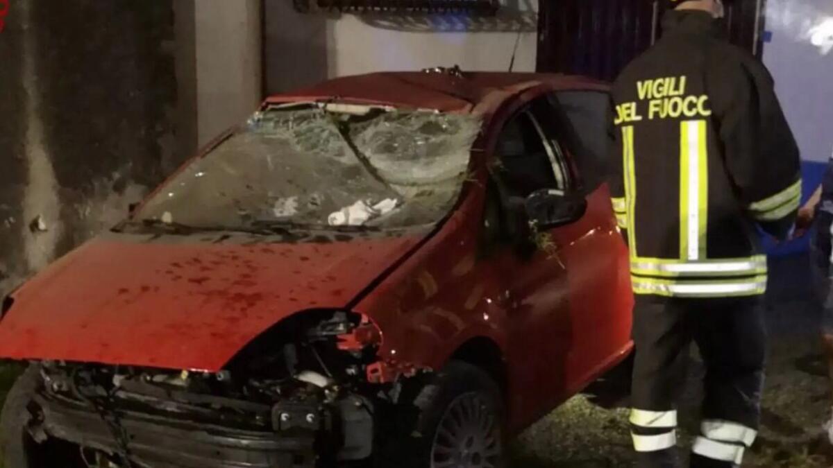 Jesolo, piomba con l'auto dritto contro una casa: grave un giovane -