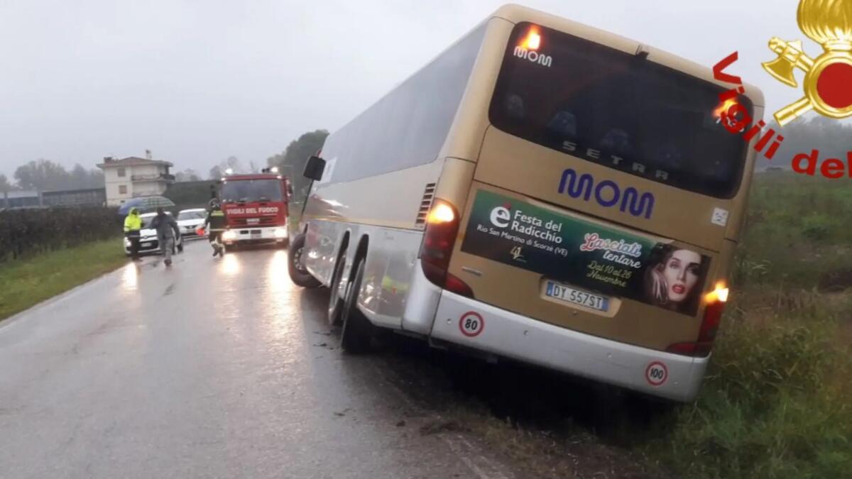 Moriago della Battaglia, bus finisce fuori strada: nessun ferito - 