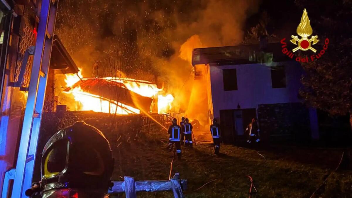 Furioso incendio distrugge tre abitazioni ad Auronzo di Cadore -