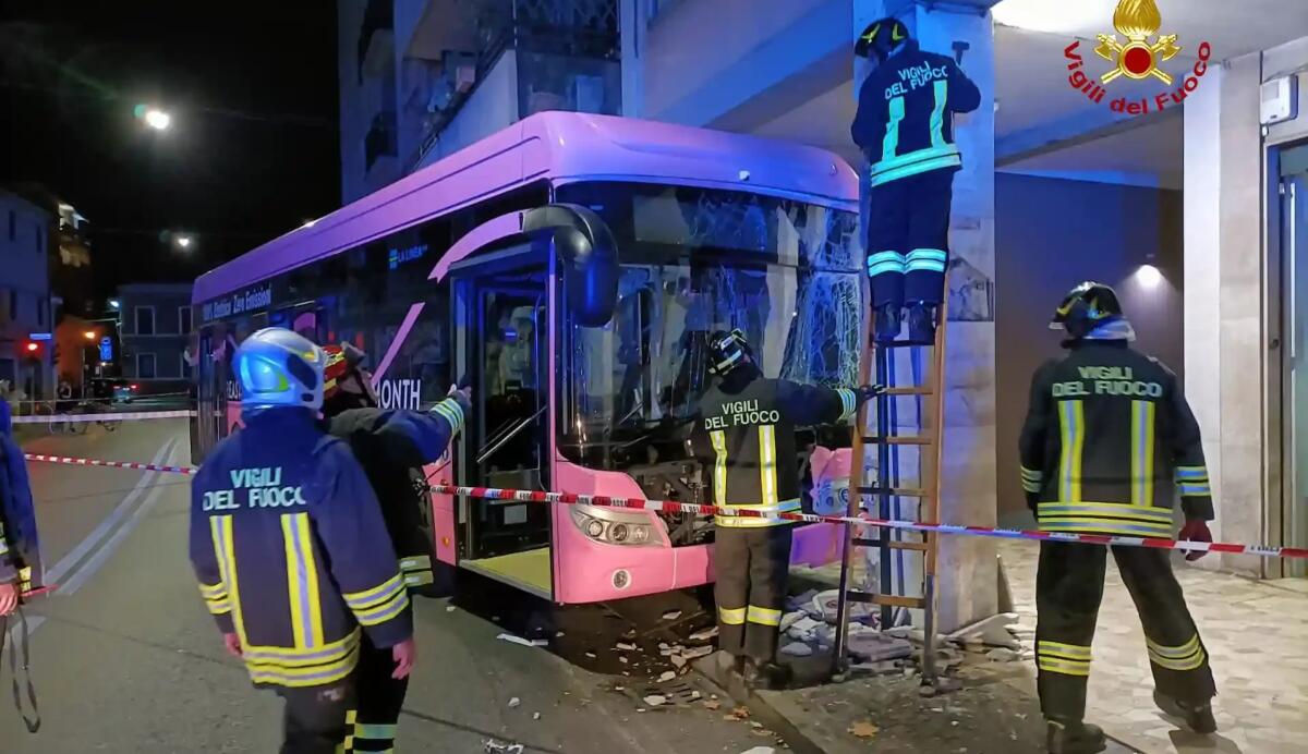Mestre. Malore alla guida, bus elettrico piomba contro il pilastro di un caseggiato: 14 feriti -
