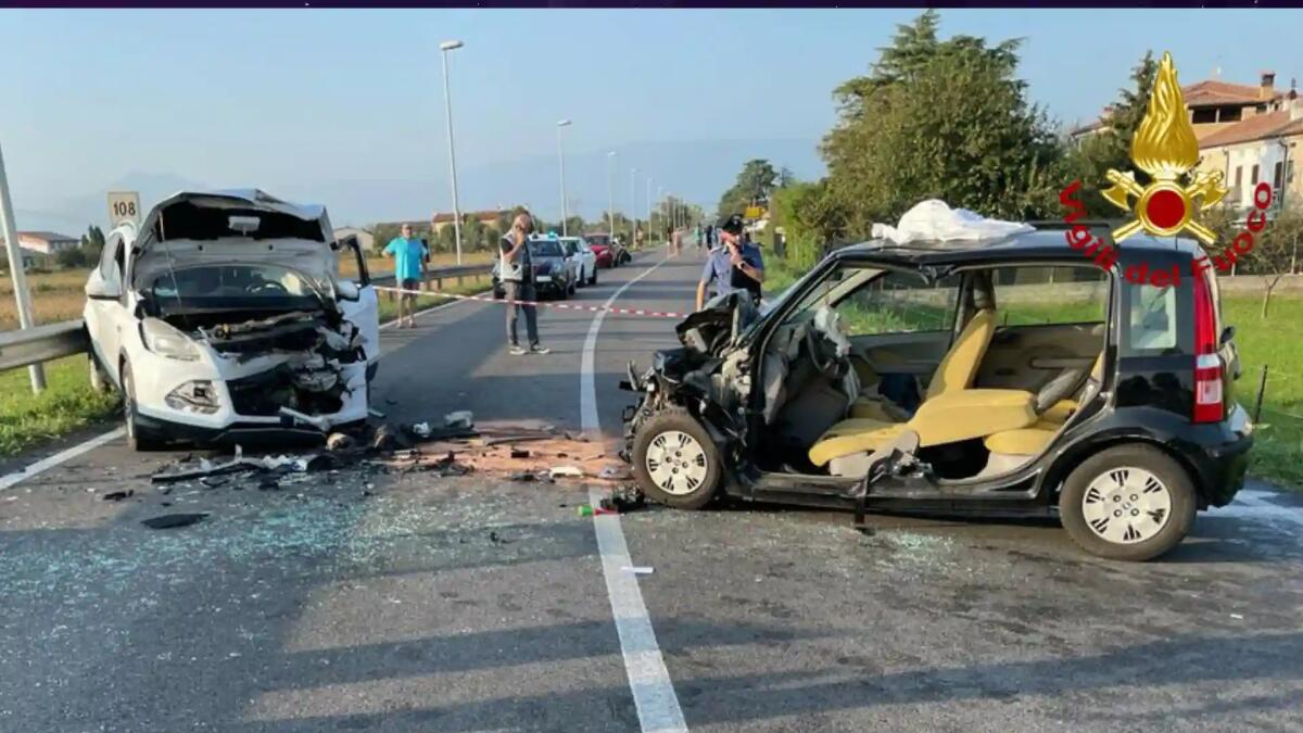 Pauroso scontro tra due auto lungo la Sp349: tre feriti - 