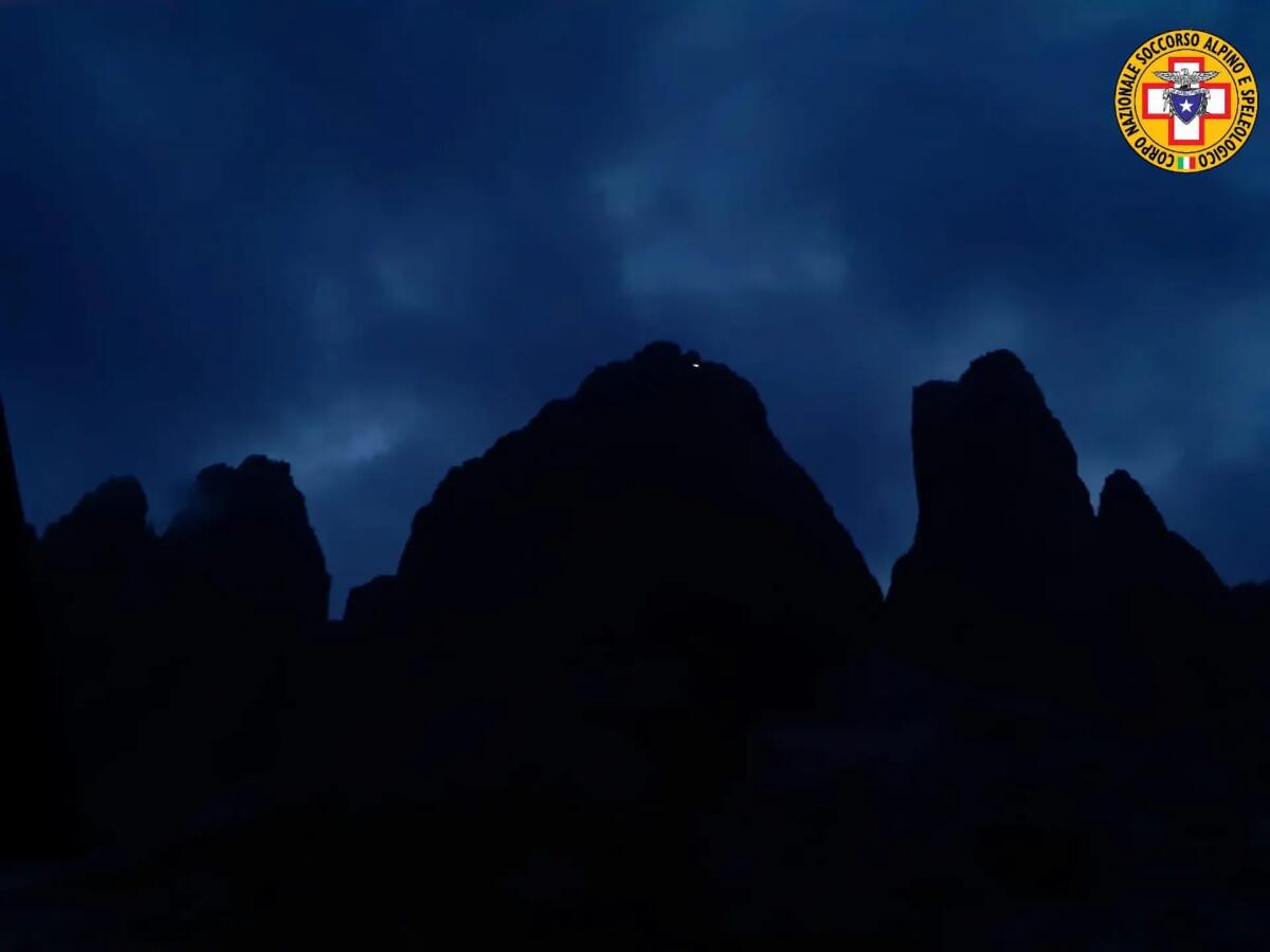 Bloccati per il freddo sulla Cima Grande di Lavaredo: soccorsa una coppia di alpinisti 29enni - 