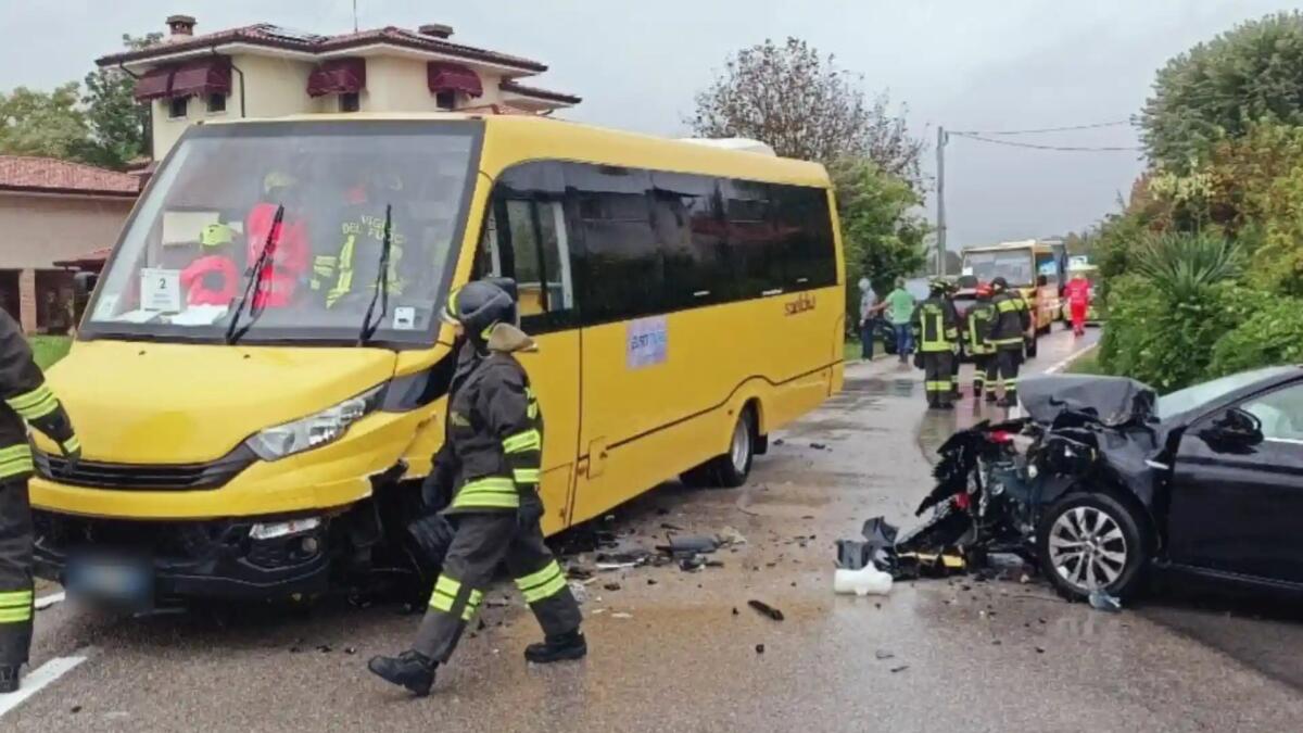 Violento frontale tra Scuolabus e auto: 30 persone coinvolte, alcuni feriti -
