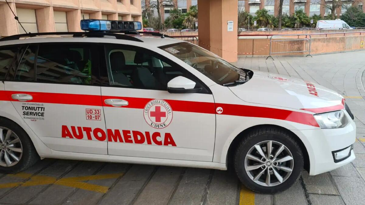 Udine. Si accascia per un malore, rianimato in strada dai passanti guidati al telefono -
