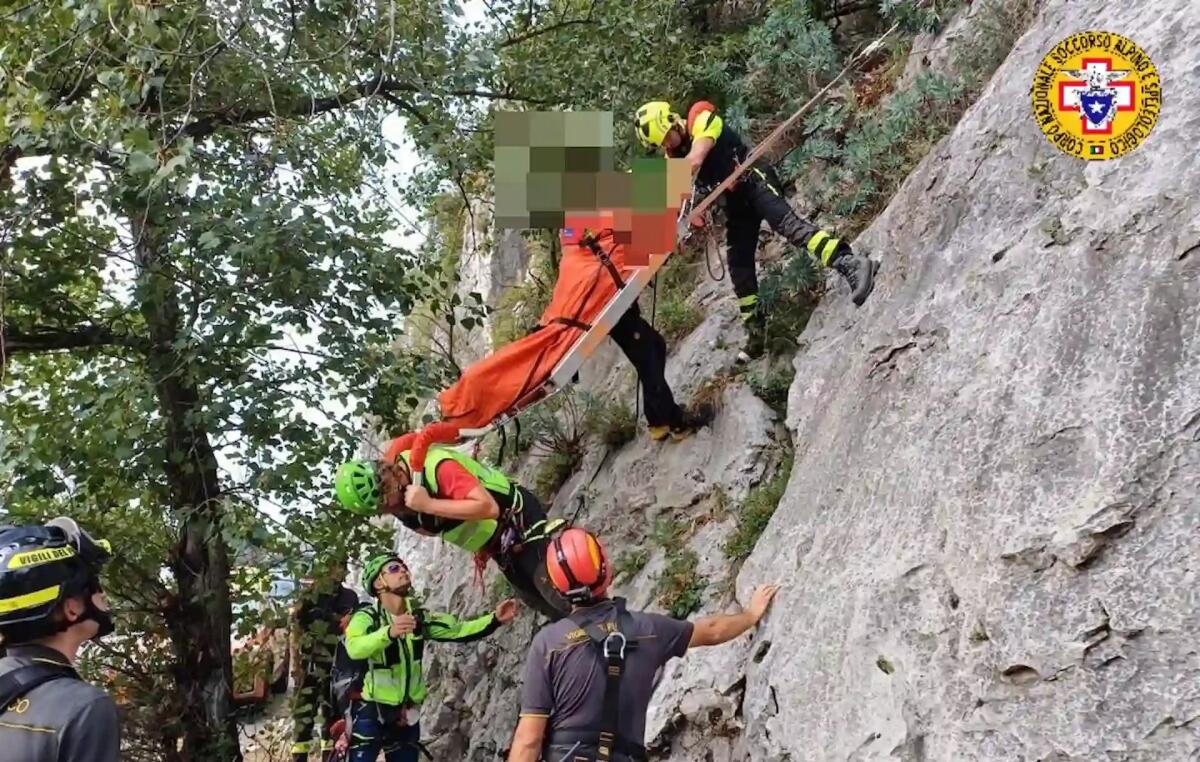 Cade e vola per 5 metri arrampicando in falesia a Trieste: soccorso trentenne - 