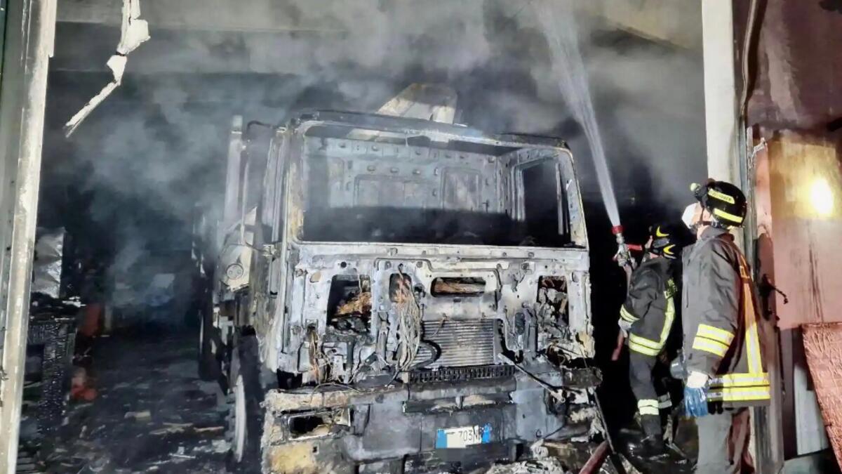 Incendio in un capannone a Vedelago, distrutto dalle fiamme un camion - 