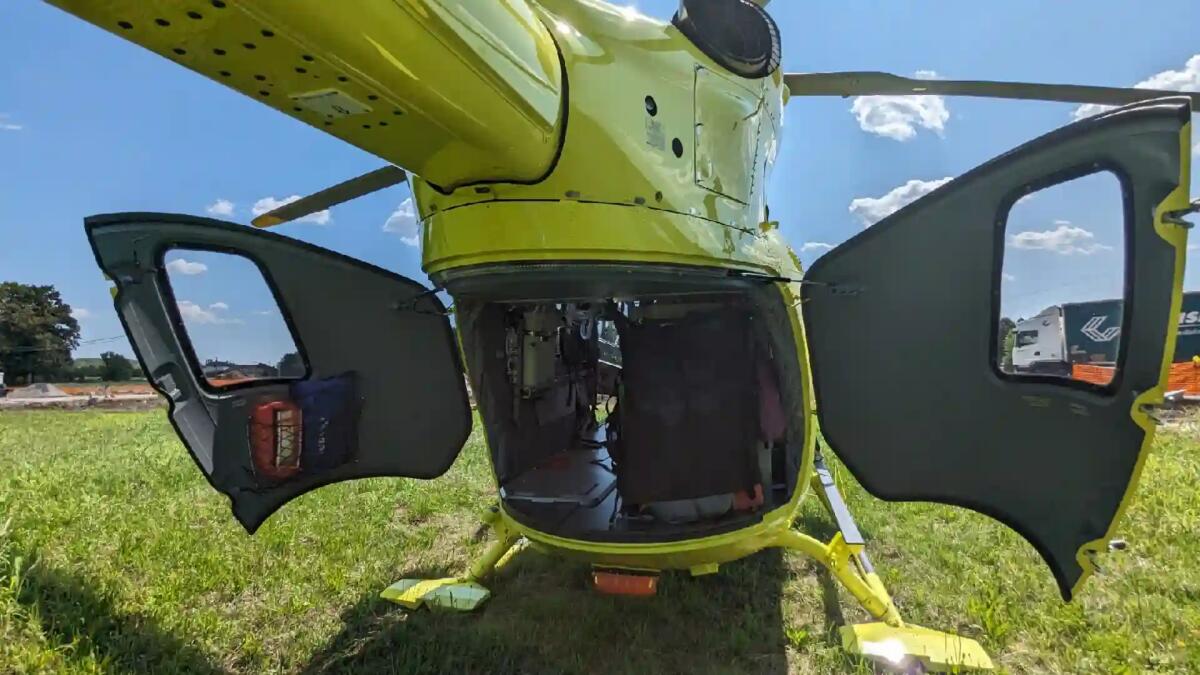 Pauroso scontro tra due auto a Fontanafredda, una si ribalta: 3 feriti, uno è grave - 