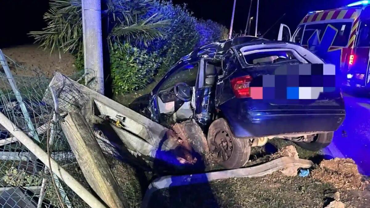 Un'auto nel fossato e una vettura contro una parete rocciosa: due gravi incidenti nella notte - 