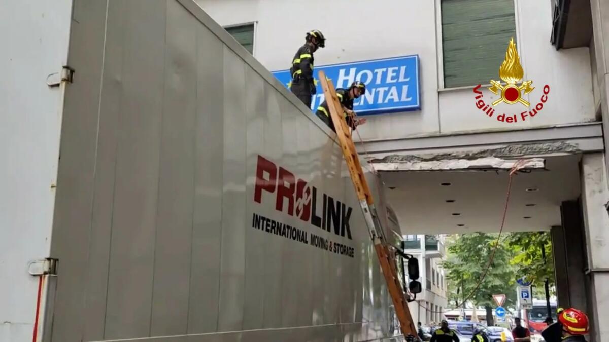 Treviso. Camion rimane incastrato contro il sottopassaggio dell’Hotel - 