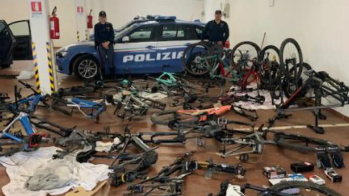 Beccati in A34 con 29 bici rubate per 40mila euro: arrestati due rumeni - 