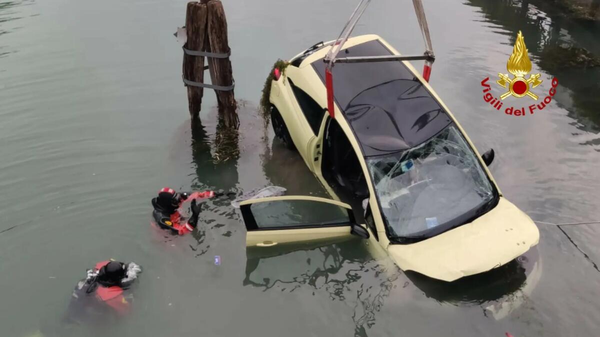 Jesolo. Sbanda e finisce con l'auto nel canale: miracolata la conducente - 