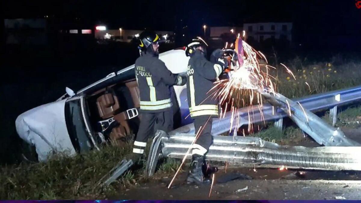 Auto fuori strada, guardrail divelto: nessuna traccia del conducente - 