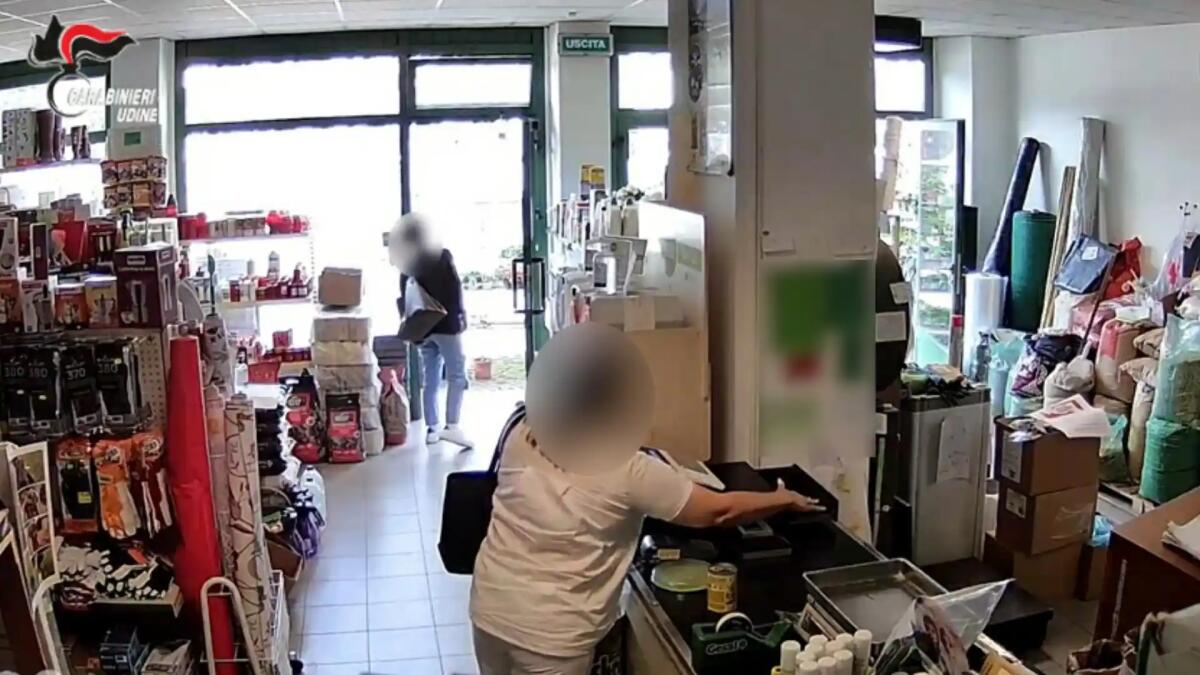 Tarcento. Rubano 3mila euro in un negozio di agraria: beccate due donne - 