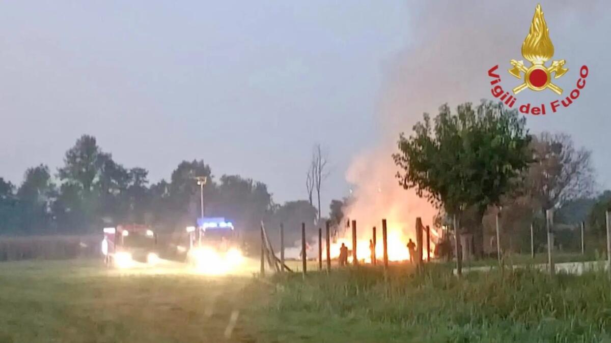 Bruciano 30 rotoballe. I pompieri al lavoro dall'alba - 