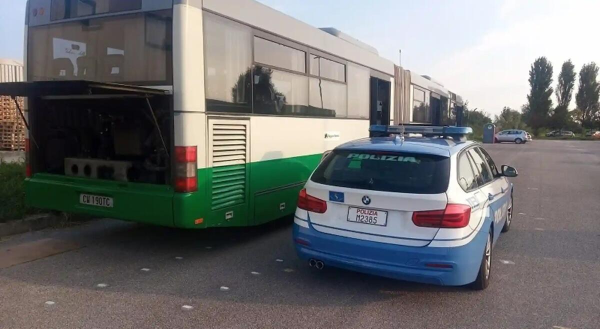 Bus carico di studenti s'incendia all'improvviso: l'autista mette in salvo i 50 giovani - 